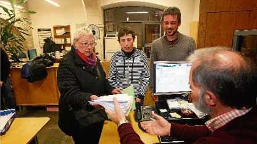 Els representants de la CUP, entrant ahir les signatures al registre de l&#039;Ajuntament.