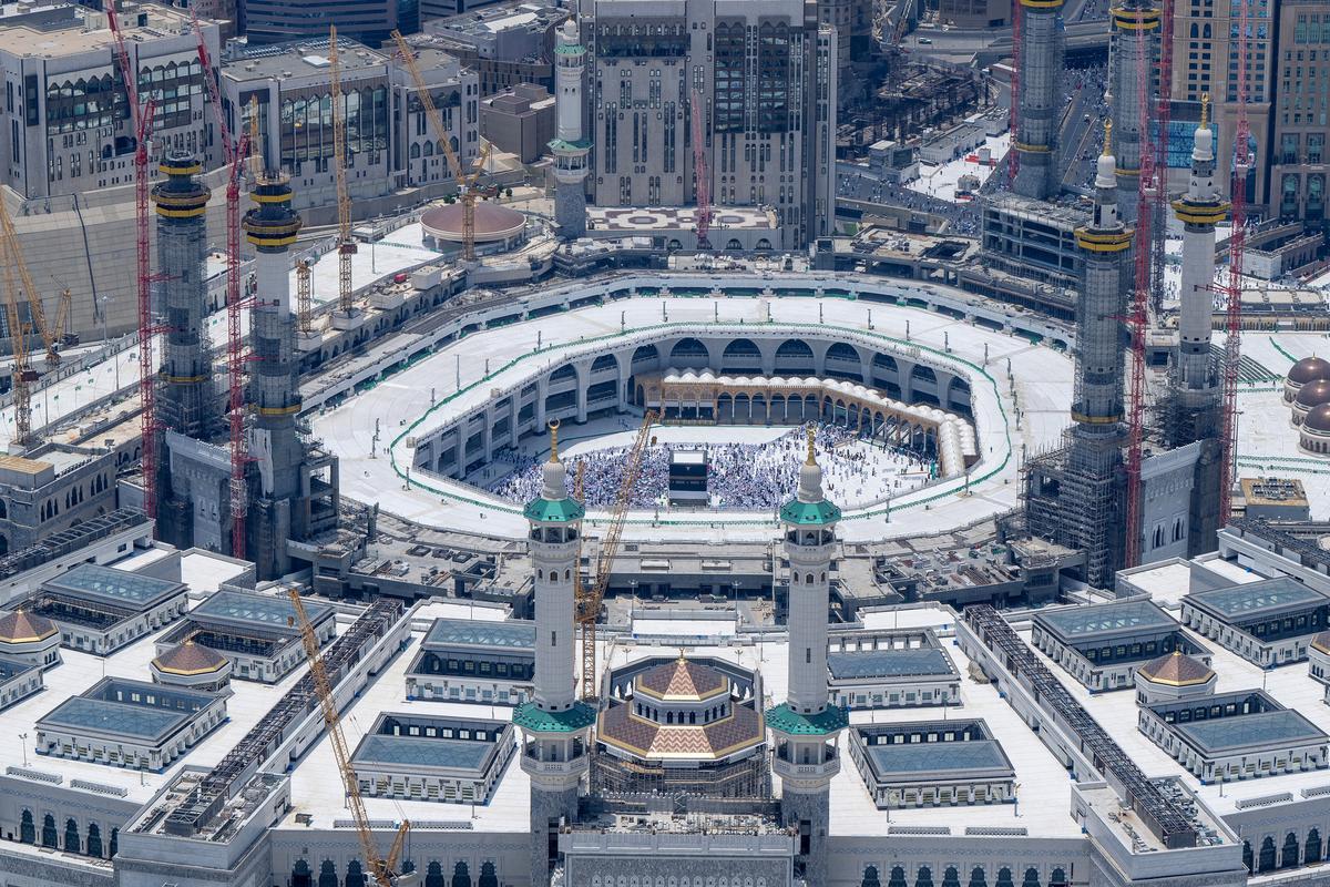 Peregrinos musulmanes realizan la Umrah en la Santa Kaaba, en la ciudad santa de La Meca