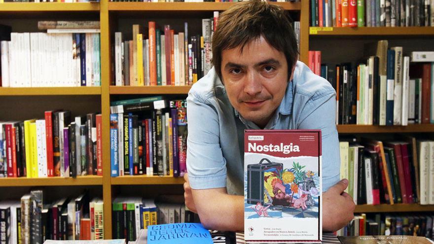 Lucas Martín, ayer con un ejemplar de su libro en la Librería Luces.