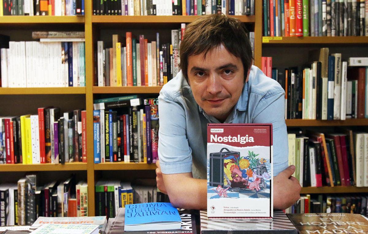 Lucas Martín, ayer con un ejemplar de su libro en la Librería Luces.