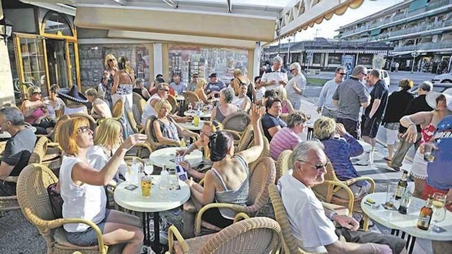 Un grupo de turistas, en una terraza del municipio de Calvià.