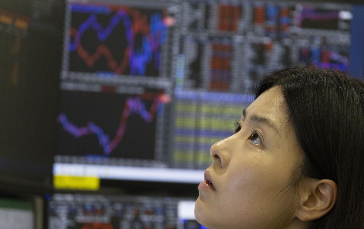 Seoul (Republic Of), 31/07/2026.- A South Korean dealer works in front of monitors at the Hana Bank in Seoul, South Korea, 31 July 2026. The benchmark South Korea Composite Stock Price Index (KOSPI) jump 1001.89 points, or 17.91 percent, to close at 6,595.45. (Corea del Sur, Seúl) EFE/EPA/JEON HEON-KYUN