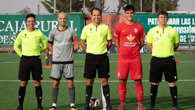 Sergio García posa con el trío arbitral antes del partido en Santa Marta. | NONAME