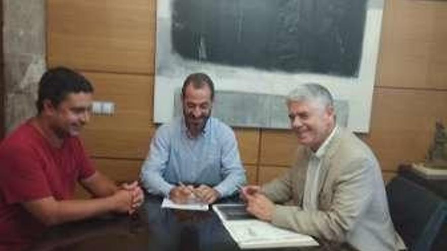 El edil Javier Rodríguez, el Alcalde y el gerente de Cogersa.