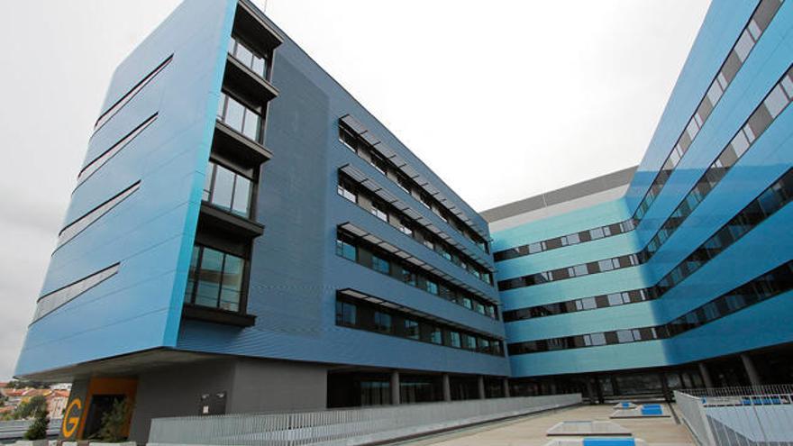 Vista de la fachada del nuevo hospital de Vigo // J. Santomé