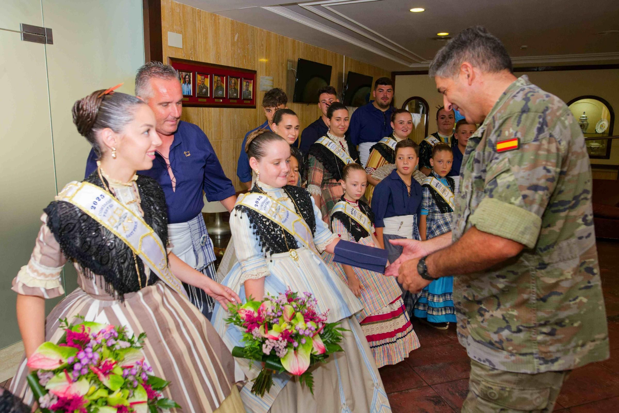 Visita de las reinas de las fiestas del Grau a la residencia militar La Plana