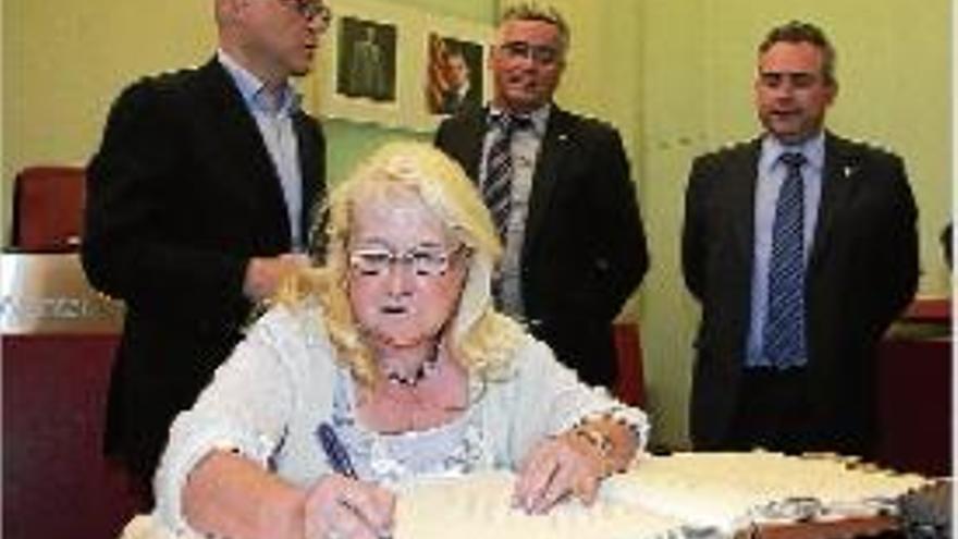 La presidenta de la Penya, Carme Bonastre, firmant al llibre d&#039;honor