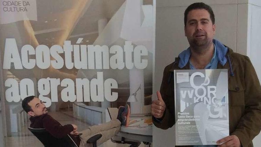Adolfo Ponte posa en el "coworking" compostelano. // FdV
