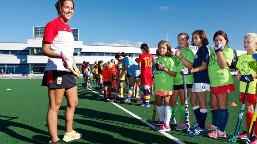 La internacional María López da consejos a las jóvenes jugadoras grupistas.