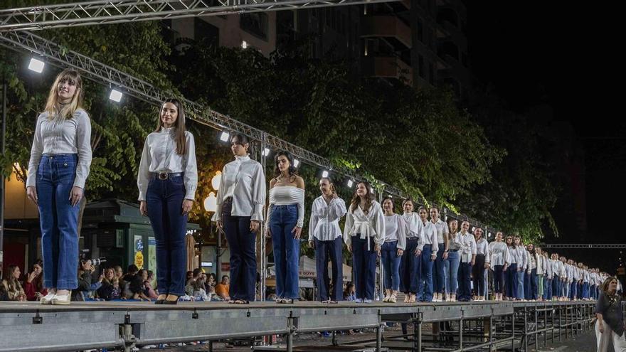 Las candidatas a Bellea del Foc brillan en los ensayos de la gala en la Rambla de Alicante
