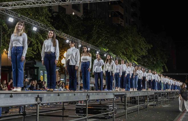 Las candidatas a Bellea del Foc brillan en los ensayos de la gala en la Rambla de Alicante