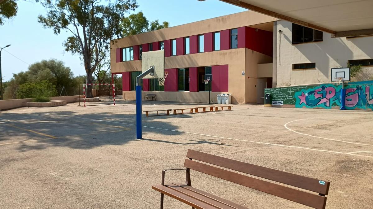 Uno de los patios del colegio público Galatzó, en es Capdellà, en Calvià.
