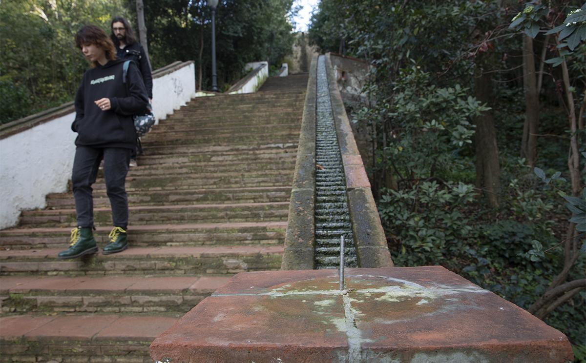 Faltan las macetas de la escalera del Generalife en los Jardines de Laribal