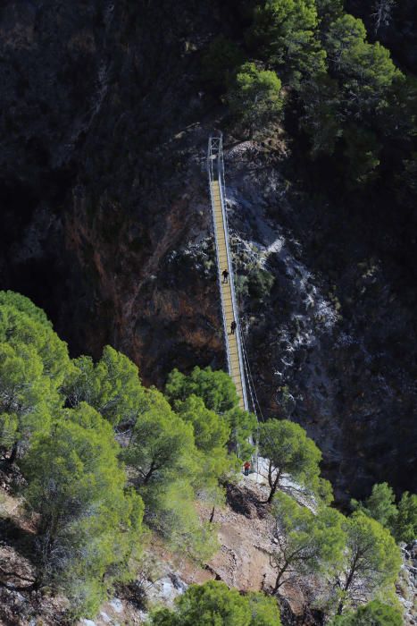 Inauguran el puente colgante de El Saltillo, en la Axarquía