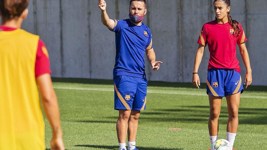 Jonathan
Giráldez imparte
instrucciones
durante un
entrenamiento
del Barcelona
femenino. | // F. C. BARCELONA