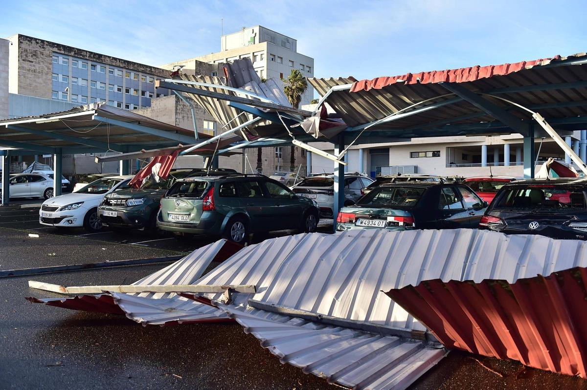 Fotogalería | Un tornado arrasa la zona del aparcamiento del hospital Virgen del Puerto de Plasencia
