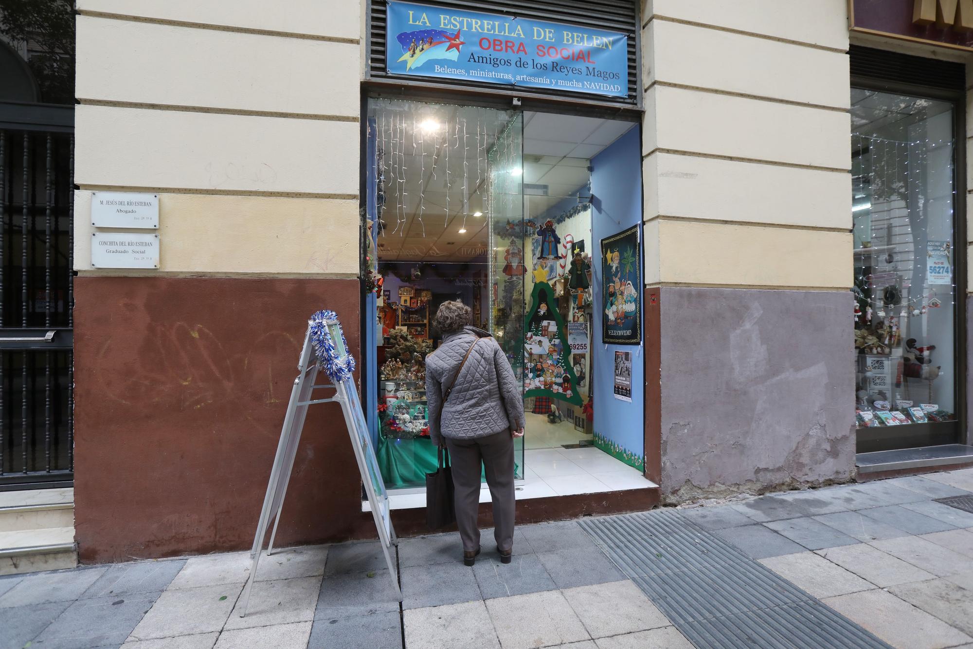 Las calles y los comercios de Zaragoza preparan su decoración navideña