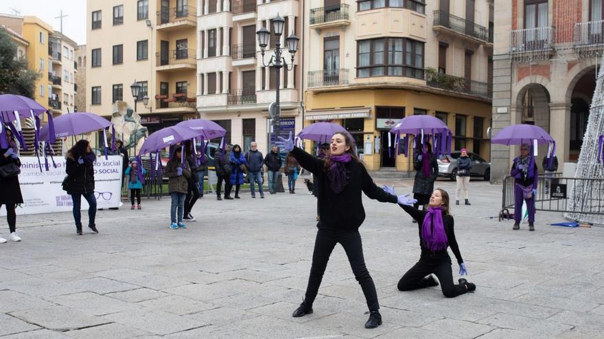 Una performance contra la violencia de género en la Plaza Mayor.