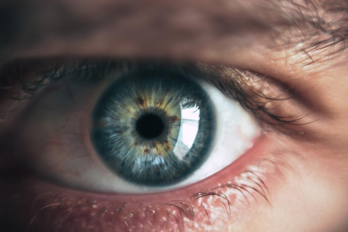 los espasmos oculares son más frecuentes en las mujeres