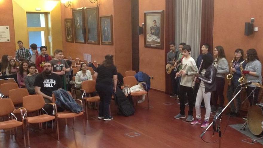 Assaig dels alumnes del Guillem Catà ahir dilluns, al saló de sessions de l&#039;Ajuntament de Manresa (Arxiu Guillem Catà)