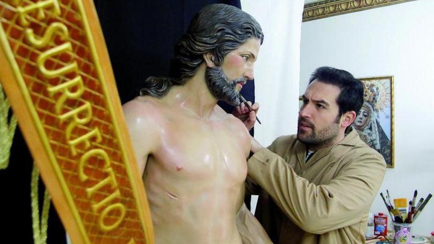 El imaginero cordobés Luis Agudo, con una talla de Jesús Resucitado.