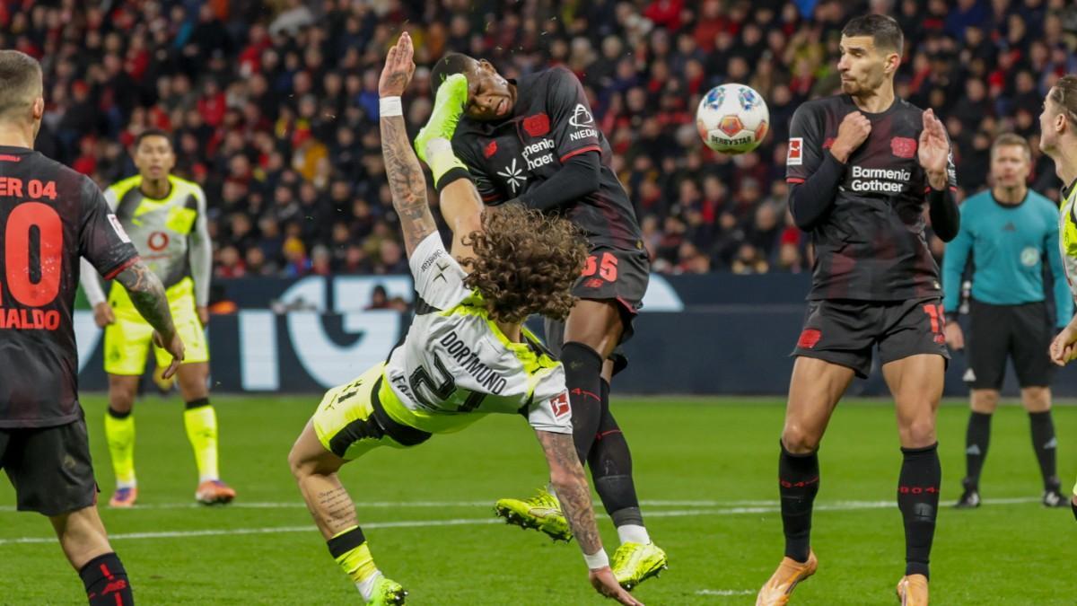 LEVERKUSEN (Germany), 29/11/2025.- Fabio Silva of Dortmund in (L) in action against Christian Kofane of Bayer Leverkusen (R) during the German Bundesliga soccer match between Bayer 04 Leverkusen and Borussia Dortmund in Leverkusen, Germany, 29 November 2025. (Alemania) EFE/EPA/CHRISTOPHER NEUNDORF CONDITIONS - ATTENTION: The DFL regulations prohibit any use of photographs as image sequences and/or quasi-video.