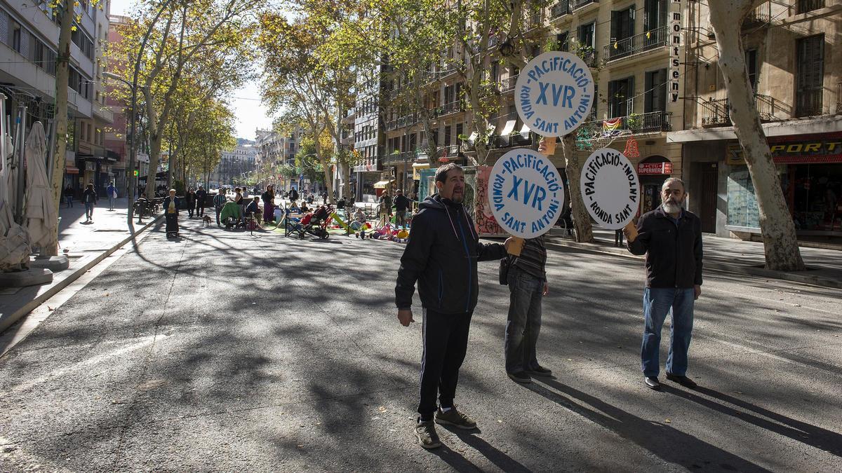 Vecinos partidarios de la pacificación de la ronda Sant Antoni, en Barcelona.