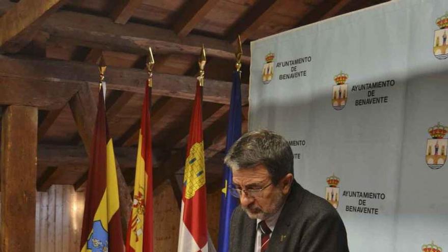 Saturnino Mañanes repasa su discurso antes de comenzar la comparecencia, ayer.