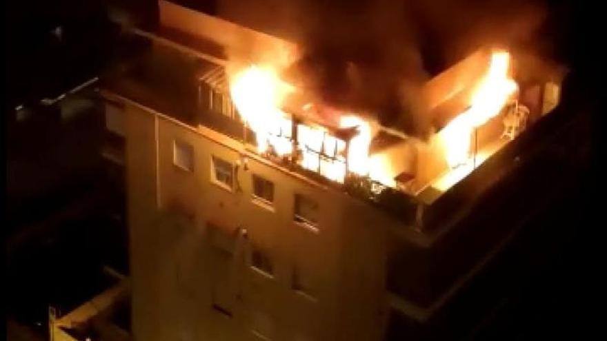 Aparatoso incendio en un edificio de primera línea de playa en Arenales del Sol, en Elche