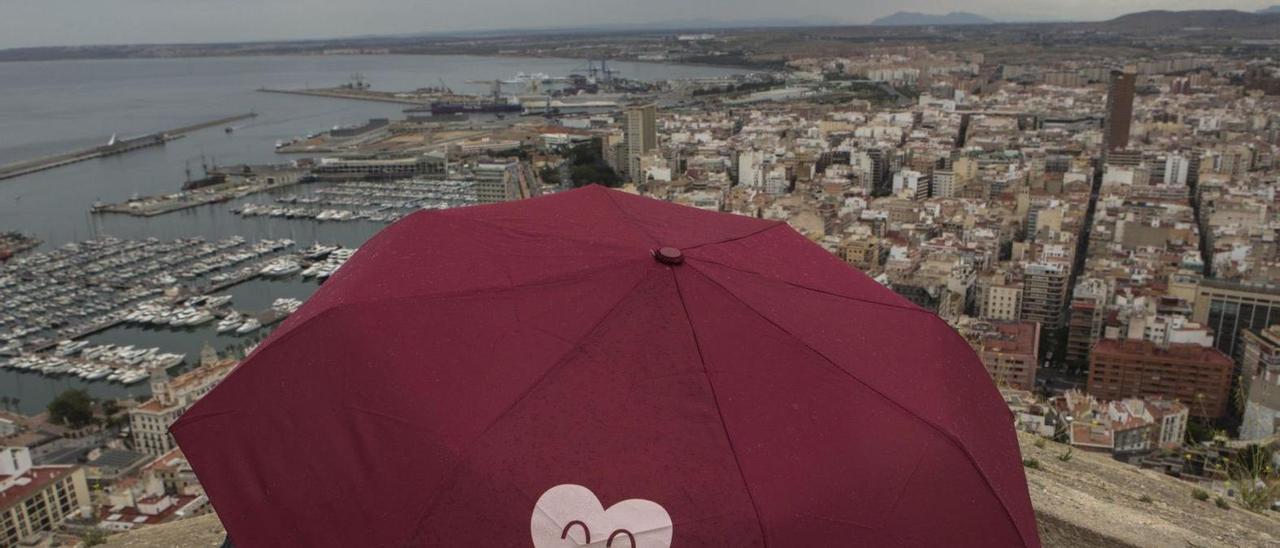 Turistas observan la ciudad de Alicante desde lo alto del castillo de Santa Bárbara, en una imagen reciente.  | RAFA ARJONES