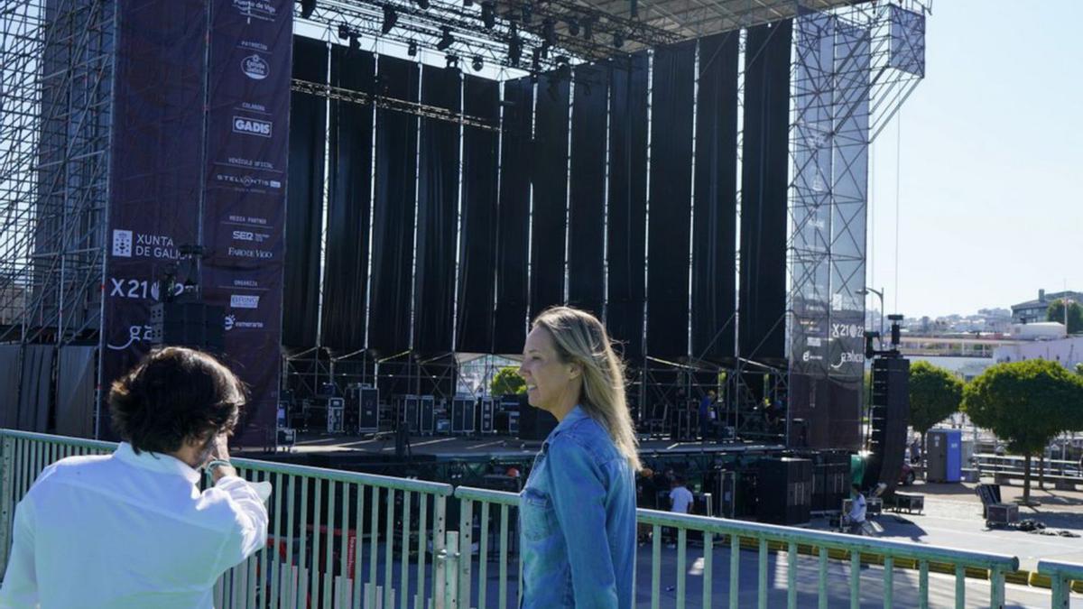 La delegada de la Xunta, Marta Fernández-Tapias, ayer, en la visita al montaje de los escenarios.