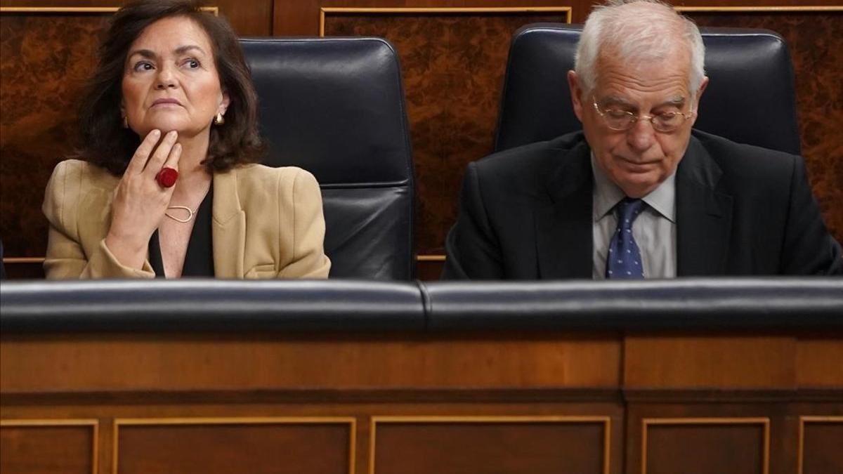 Carmen Calvo y Josep Borrell, este miércoles, durante el pleno del Congreso.
