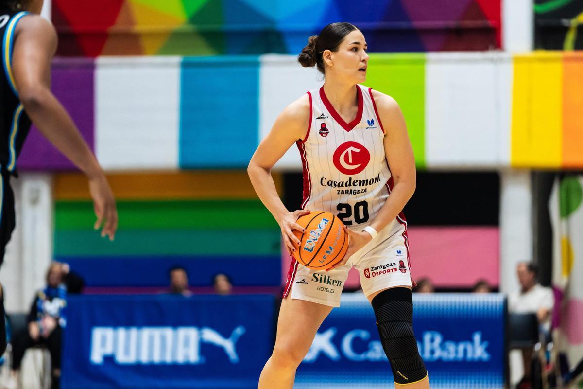 Nerea Hermosa, con el balón en las manos durante el partido frente al Movistar Estudiantes.