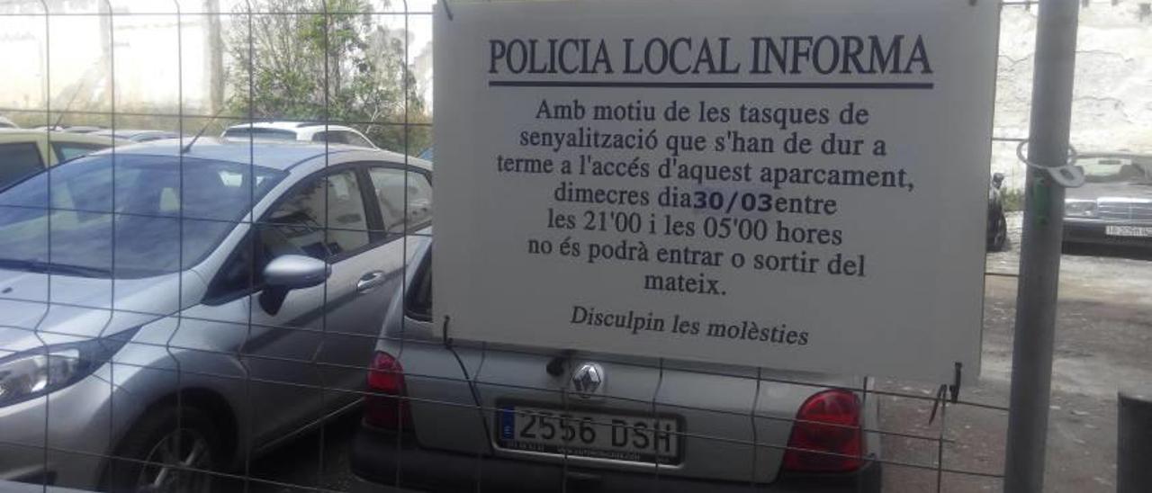 Cartel de advertencia en el aparcamiento de Bisbe Cima.