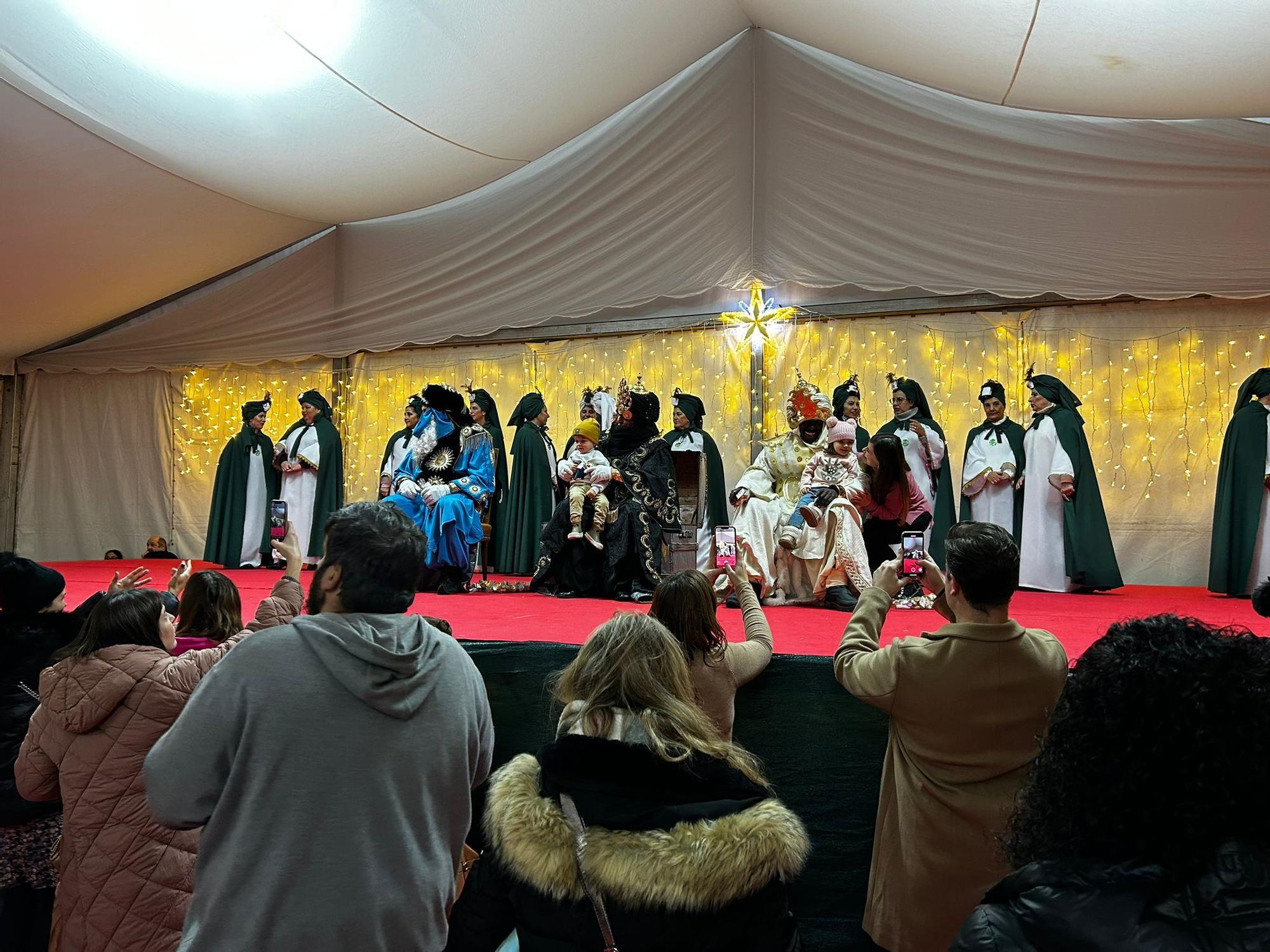 ÉN IMÁGENES: Los Reyes Magos de Oriente se pasearon por Luanco tas aterrizar en el aeropuerto