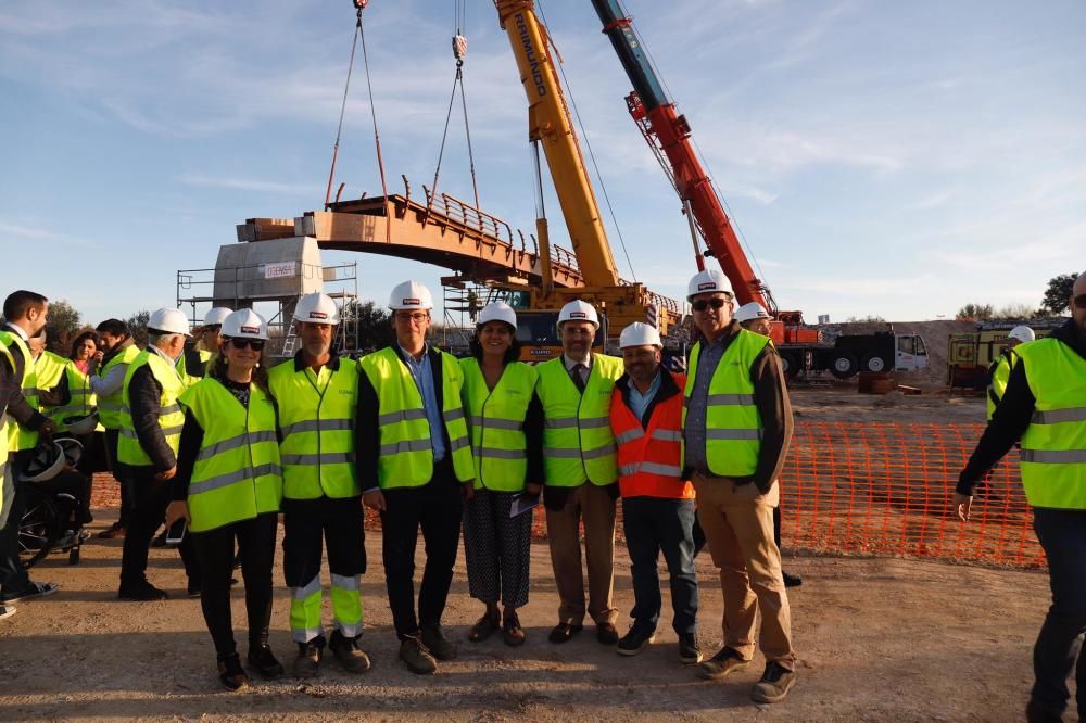 Comienzan a instalar la nueva pasarela de madera del Guadalhorce