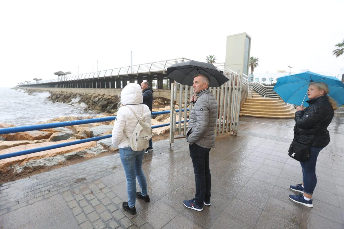 La lluvia cae con fuerza sobre una Alicante en alerta naranja