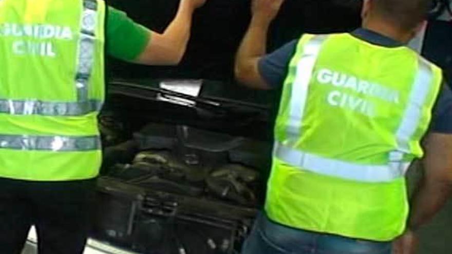 Dos agentes, durante la inspección de uno de los vehículos.