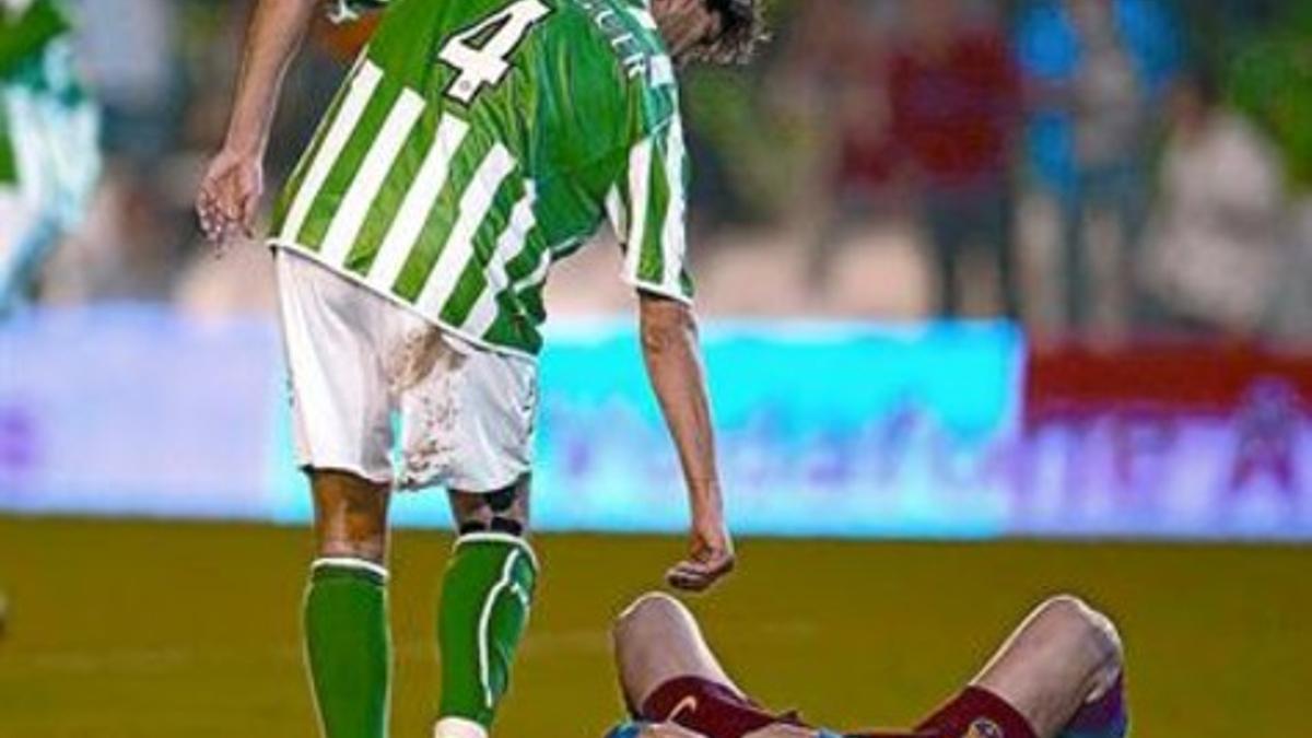 Belenguer ayuda a levantarse a Messi, después de que fallara el penalti.