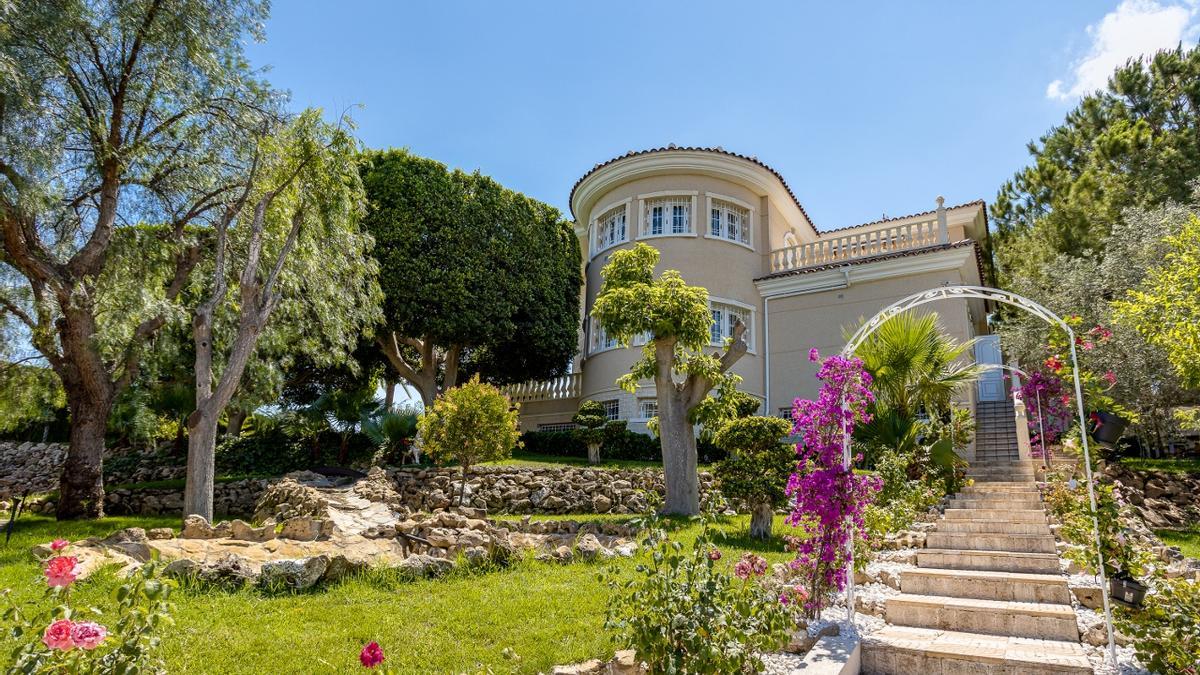 Una vivienda de lujo en una urbanización de la Vega Baja.