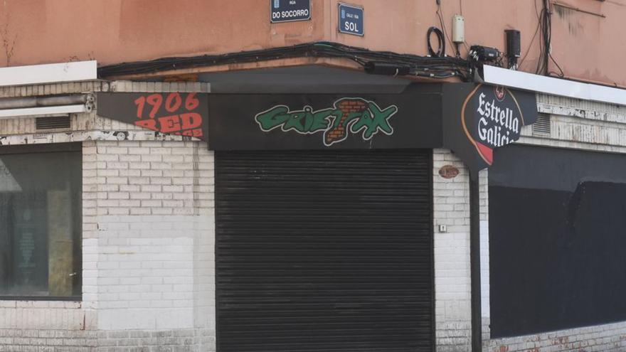 El ‘pub’ Grietax, en el Orzán, cerrado.   | // CARLOS PARDELLAS