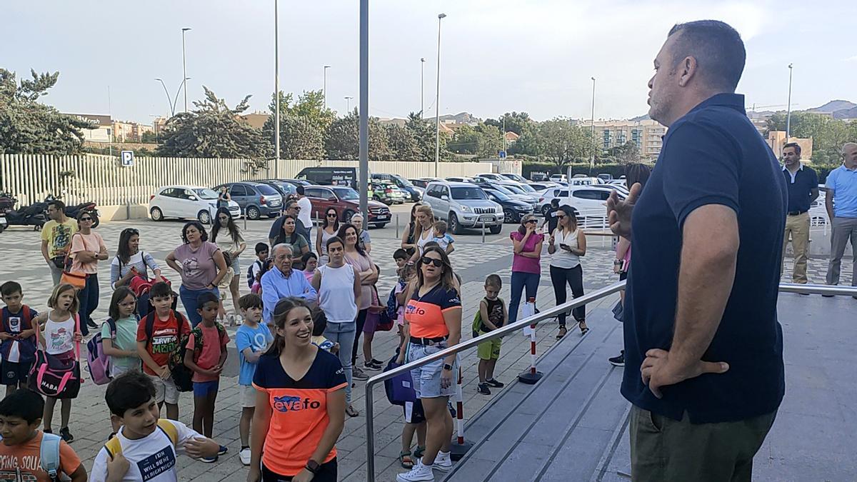 El edil de Deportes, Juan Miguel Bayonas López, daba la bienvenida a los participantes de la Escuela de Verano de Actividad Física y Ocio.