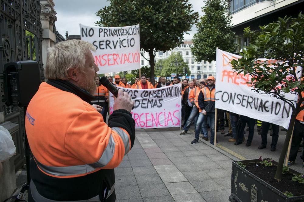 Las trabajadores de carreteras se manifiestan ante la Junta