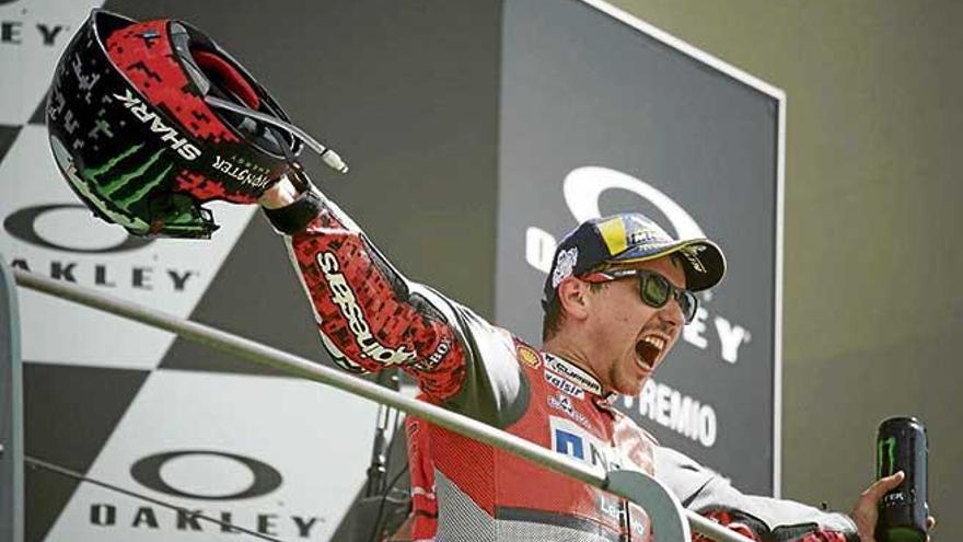 Jorge Lorenzo celebra con rabia su primera victoria con Ducati desde el podio de Mugello.