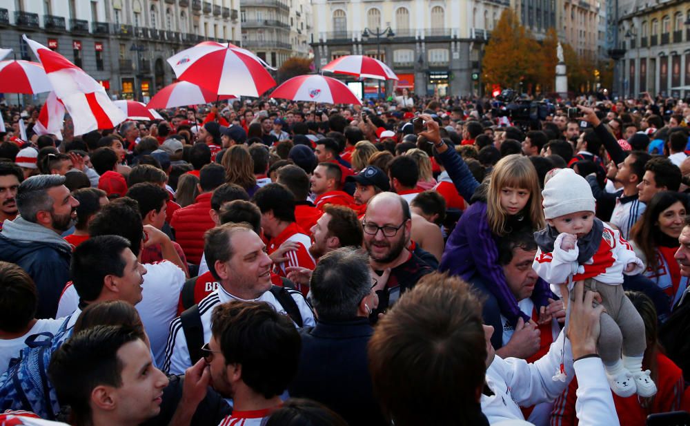 Las aficiones de River y Boca llenan Madrid