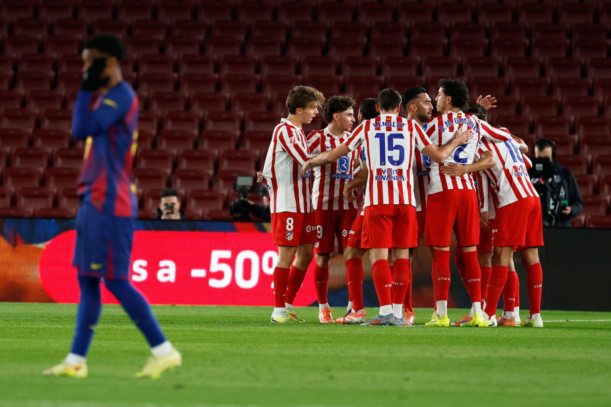 Atletico Madrid's Alex Baena celebrates with team mates the opening goal during a Spanish La Liga soccer match between Barcelona and Atletico de Madrid, in Barcelona, Spain, Tuesday, Dec.2, 2025. (AP Photo/Joan Monfort). EDITORIAL USE ONLY/ONLY ITALY AND SPAIN