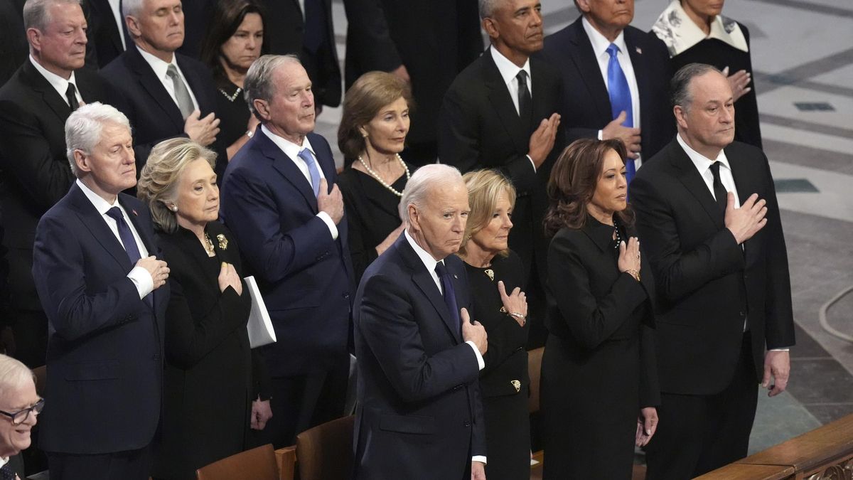 Joe y Jill Biden, y Kamala Harris y Doug Emhoff, frente a Bill y Hillary Clinton, George y Laura Bush, Barack Obama, y Donald y Melania Trump, durante el funeral por Jimmy Carter en Washington, este jueves.
