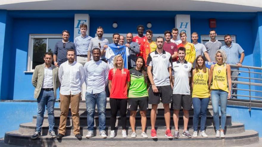 Foto de familia de los clubes deportivos en Europa House