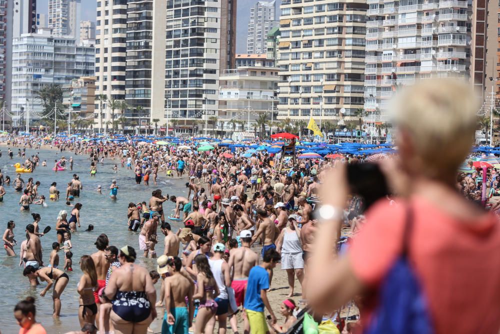 Los turistas aprovechan el buen tiempo del primer día de la Semana Santa