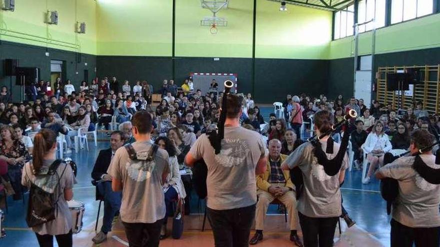 La comunidad escolar del instituto Valverde de Lucerna sigue el desarrollo de la actuación del grupo As Portelas .